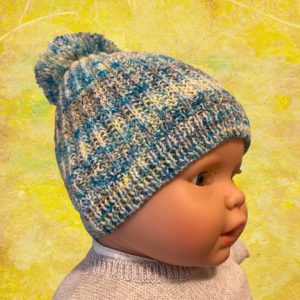 Gorro com pompom 100% lã merino azul e amarelo.